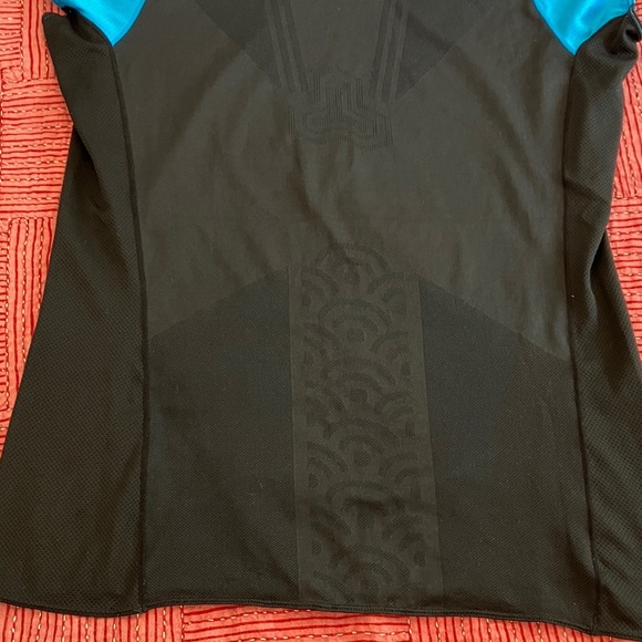 Mizuno women’s medium Blue running top with black slightly diaphanous back - Picture 8 of 12